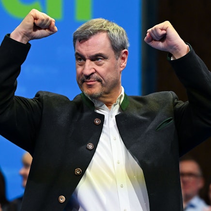 Markus Söder (CSU), Ministerpräsident von Bayern und CSU-Chef, lässt sich beim politischen Aschermittwoch der CSU nach seiner Rede auf der Bühne feiern.