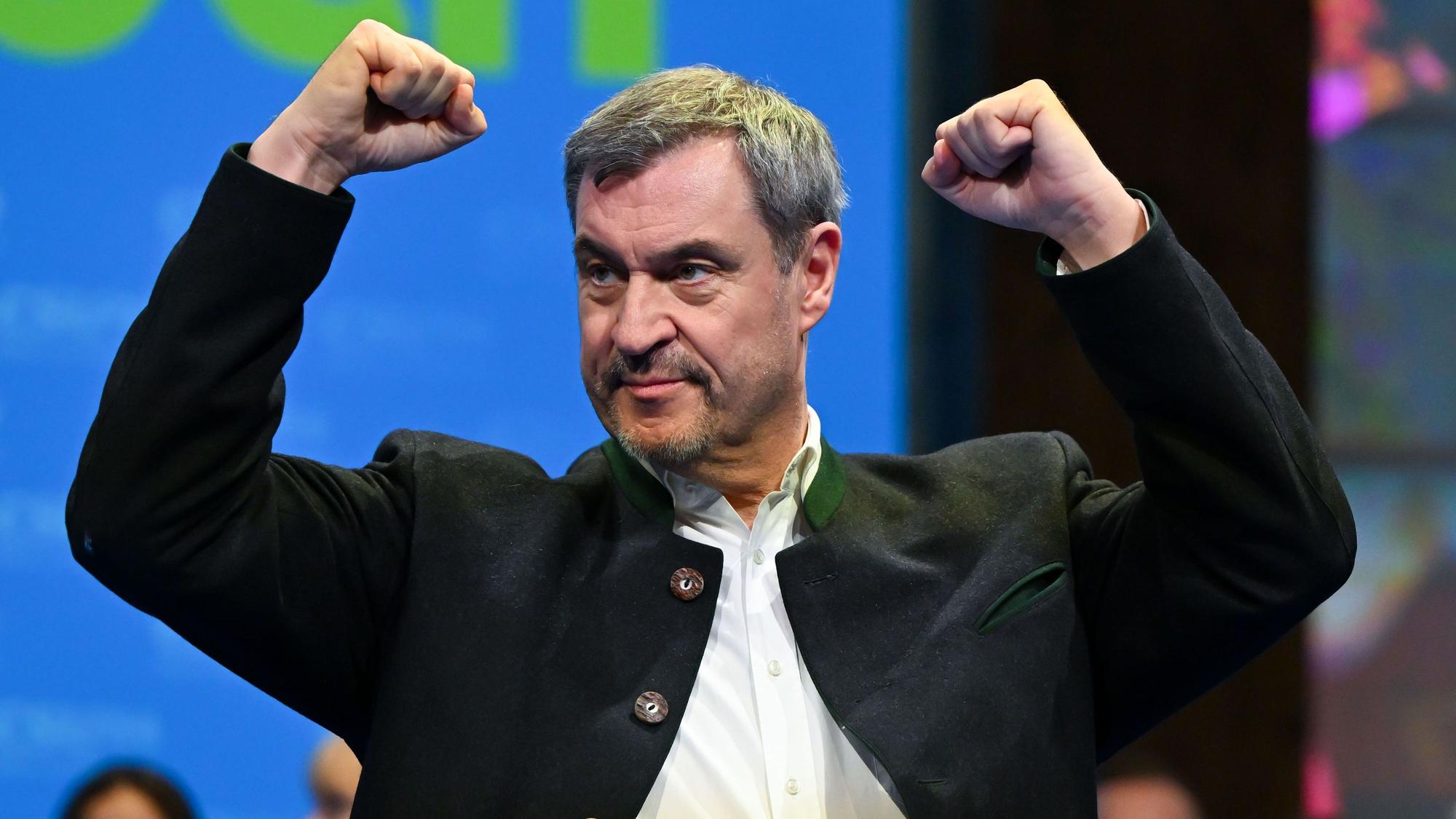 Markus Söder (CSU), Ministerpräsident von Bayern und CSU-Chef, lässt sich beim politischen Aschermittwoch der CSU nach seiner Rede auf der Bühne feiern.