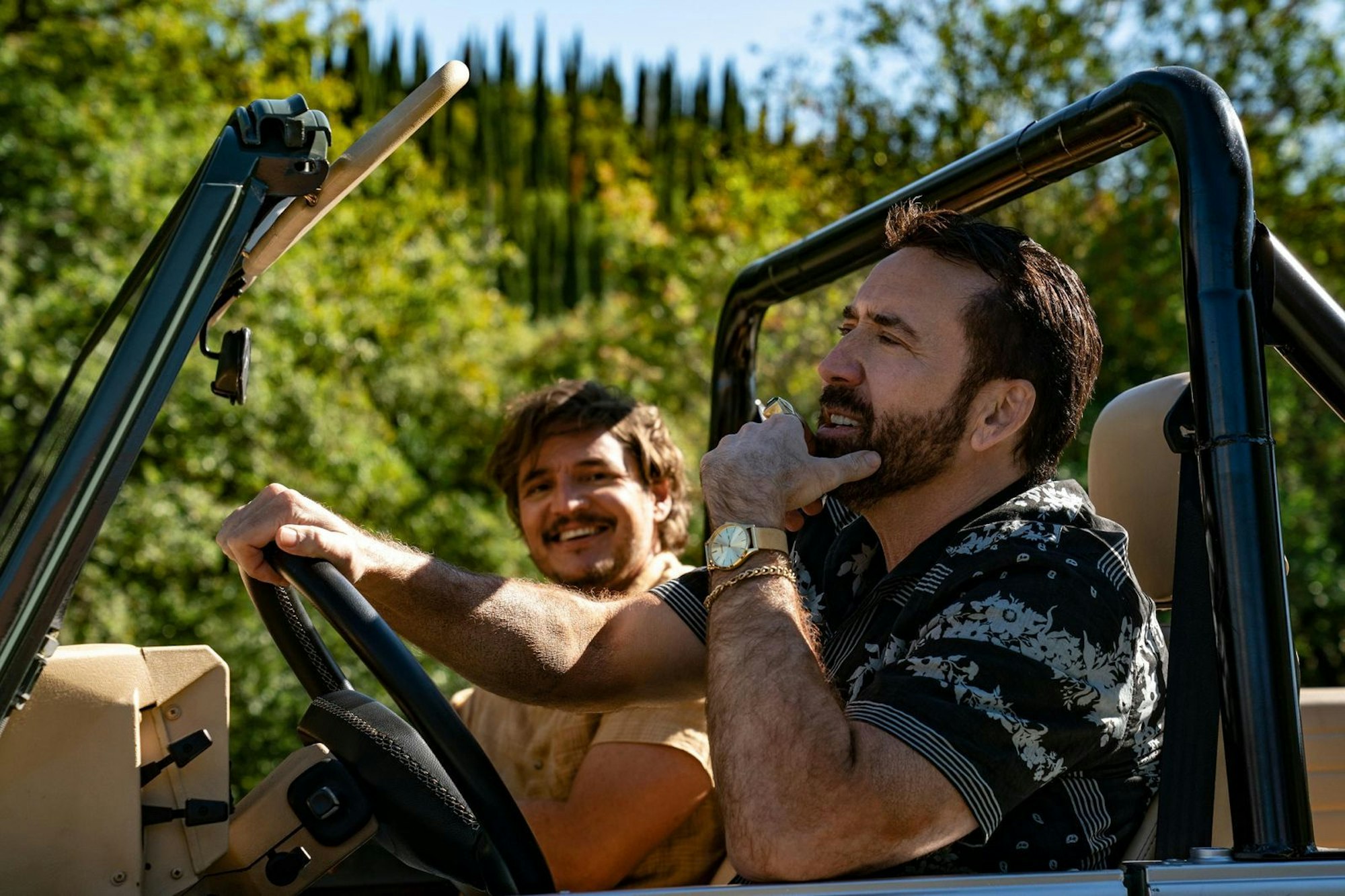 Nicolas Cage (Nicolas Cage, rechts) wird von einem mexikanischen Drogenbaron (Pedro Pascal) für dessen Geburtstagsparty angeheuert. (Bild: RTL / 2022 LEONINE Studios)