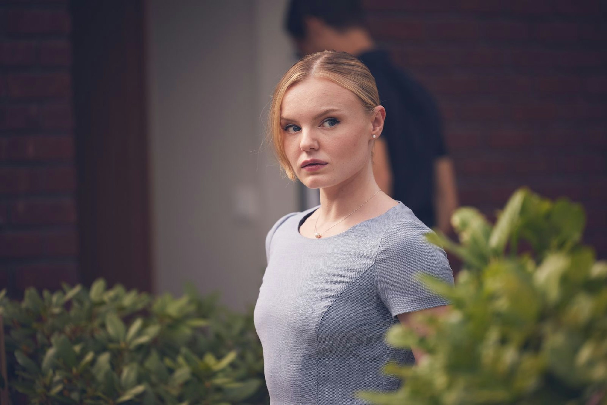 Der grauen Maus Melanie (Maria Dragus) würde man die Beteiligung an einem Bankraub nicht zutrauen. (Bild: 2025 Discovery Communications Benelux B.V.)