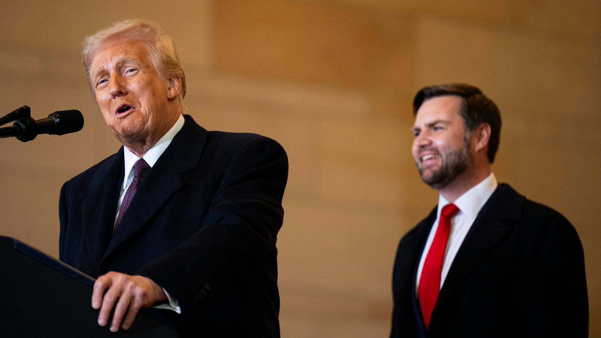 US-Präsident Donald Trump zusammen mit US-Vizepräsident JD Vance (r.).