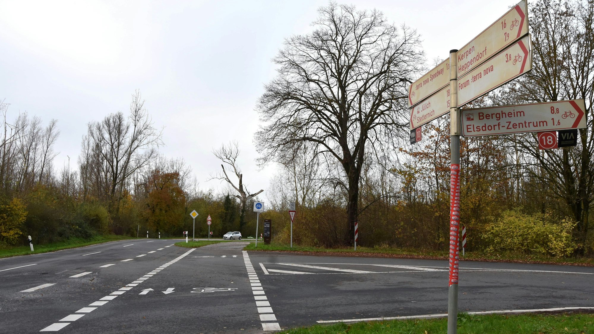 Das Bild zeigt die Straße und einen Fahrradweg.