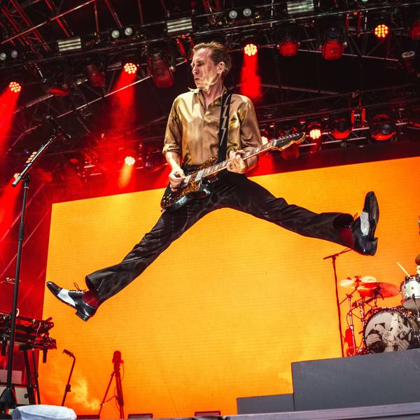 Die Gruppe Franz Ferdinand bei einem Auftritt in Glasgow. „Take Me Out“ machte sie 2003 weltbekannt – jetzt kommen die schottischen Indie-Rocker wieder nach Köln. (Archivbild)
