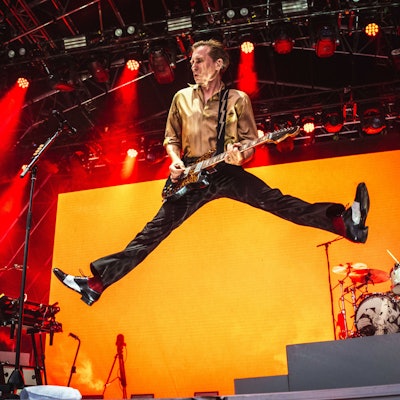 Die Gruppe Franz Ferdinand bei einem Auftritt in Glasgow. „Take Me Out“ machte sie 2003 weltbekannt – jetzt kommen die schottischen Indie-Rocker wieder nach Köln. (Archivbild)