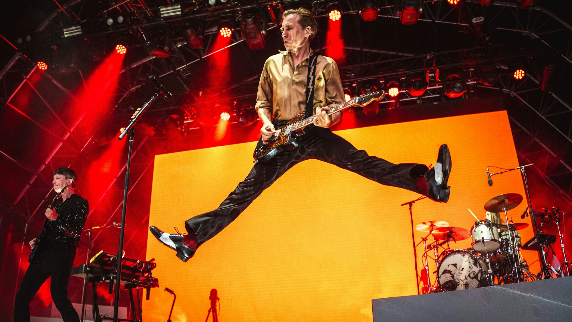 Die Gruppe Franz Ferdinand bei einem Auftritt in Glasgow. „Take Me Out“ machte sie 2003 weltbekannt – jetzt kommen die schottischen Indie-Rocker wieder nach Köln. (Archivbild)