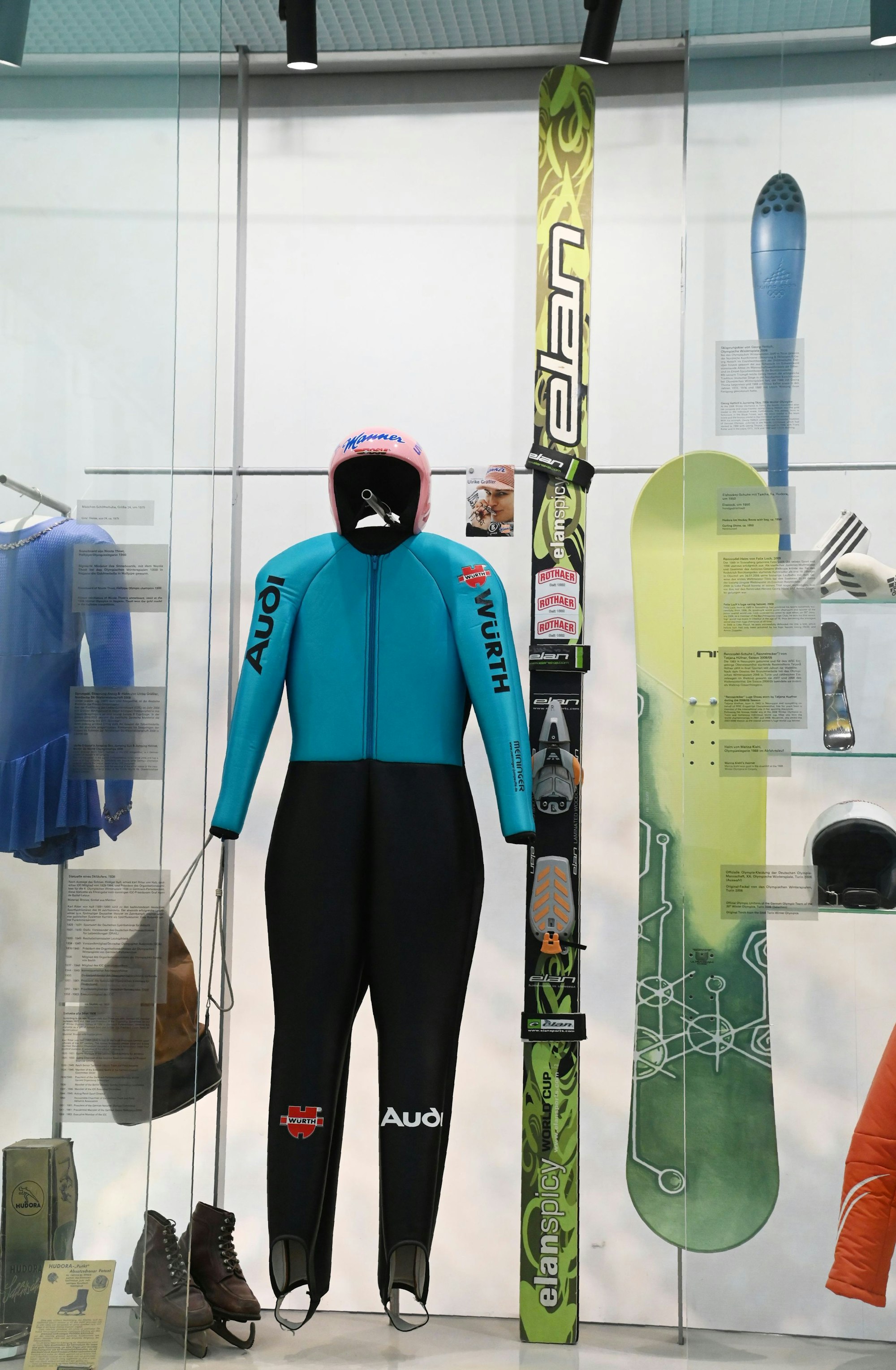 Anzug, Helm und Ski von der deutschen Skisprung-Pionieren Ulrike Gräßler.
