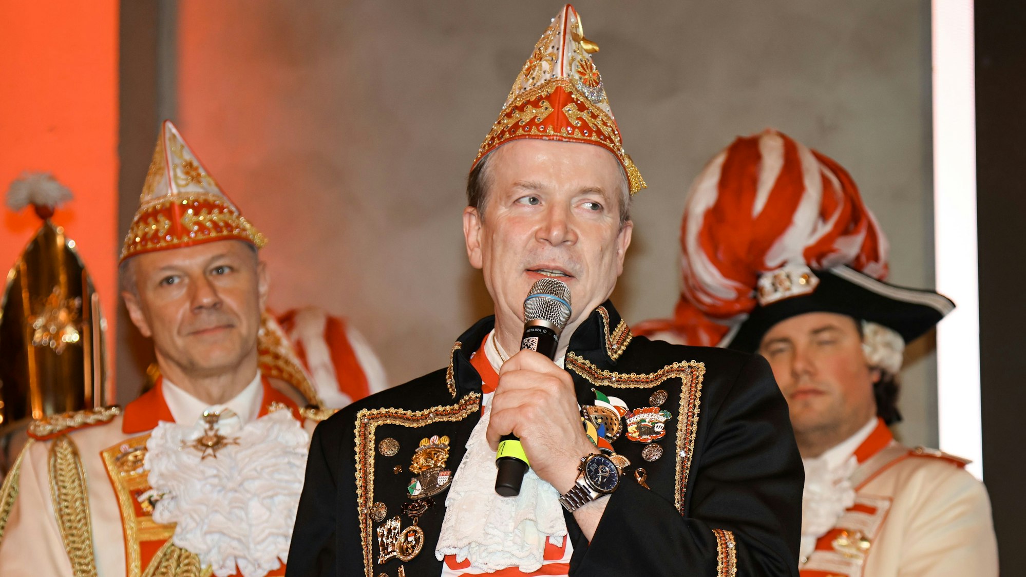 Christoph Kuckelkorn hält eine Ansprache.