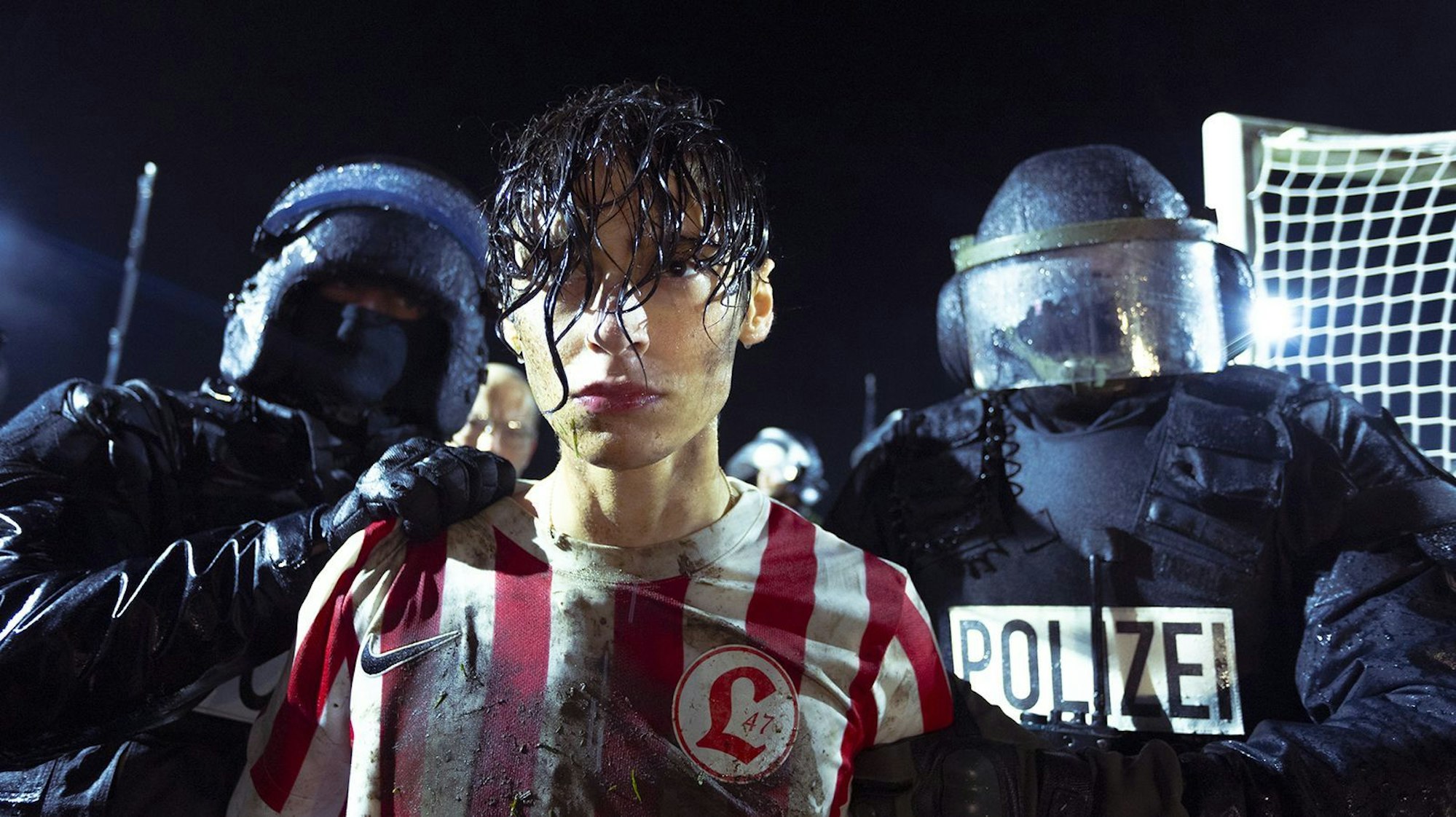 Mitten auf dem Fußballplatz wird Yussuf (Eren M. Güvercin) festgenommen. (Bild: 2025 Discovery Communications Benelux B.V.)