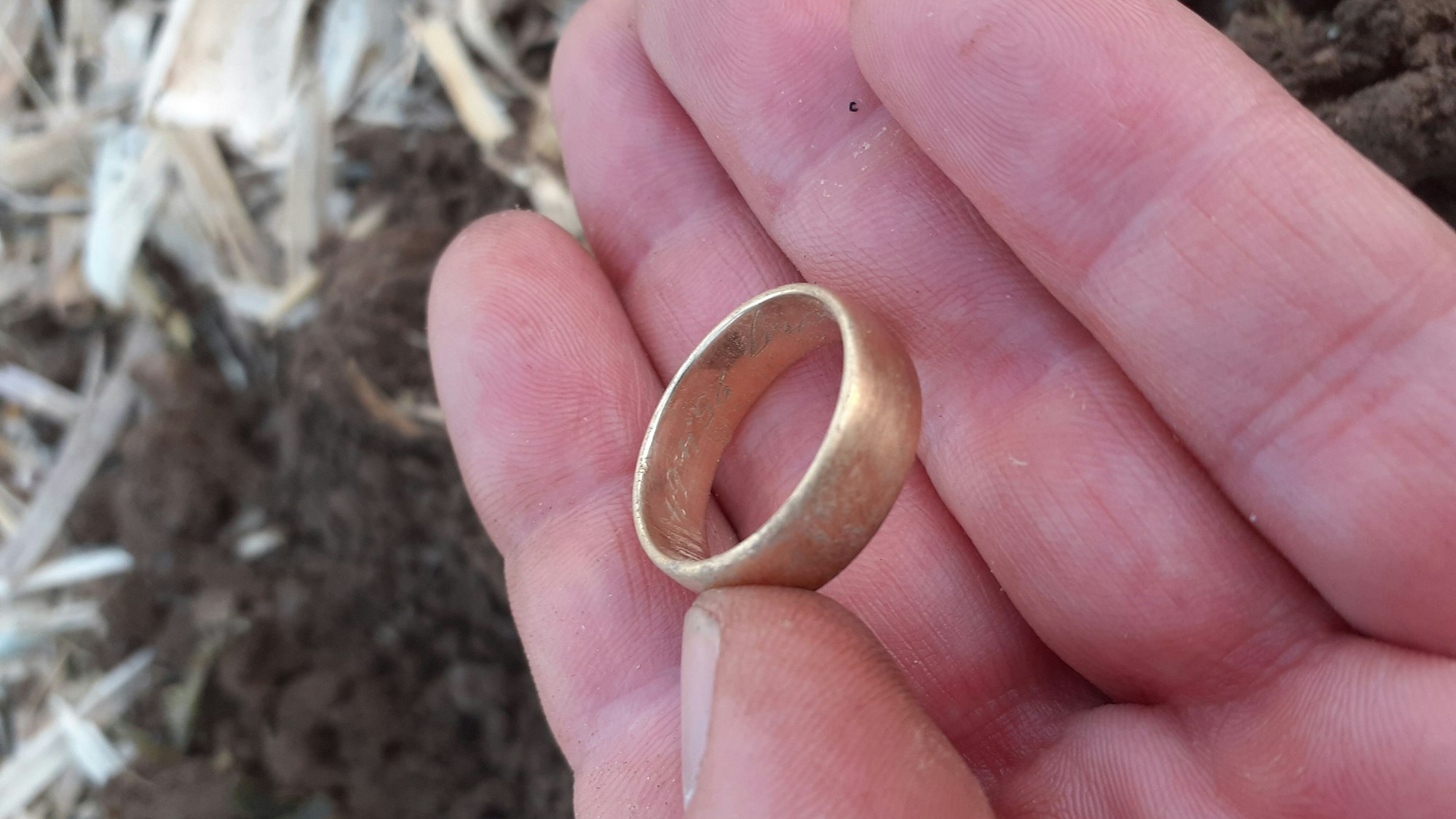 Ein Ehering auf einer Hand (Symbolfoto).