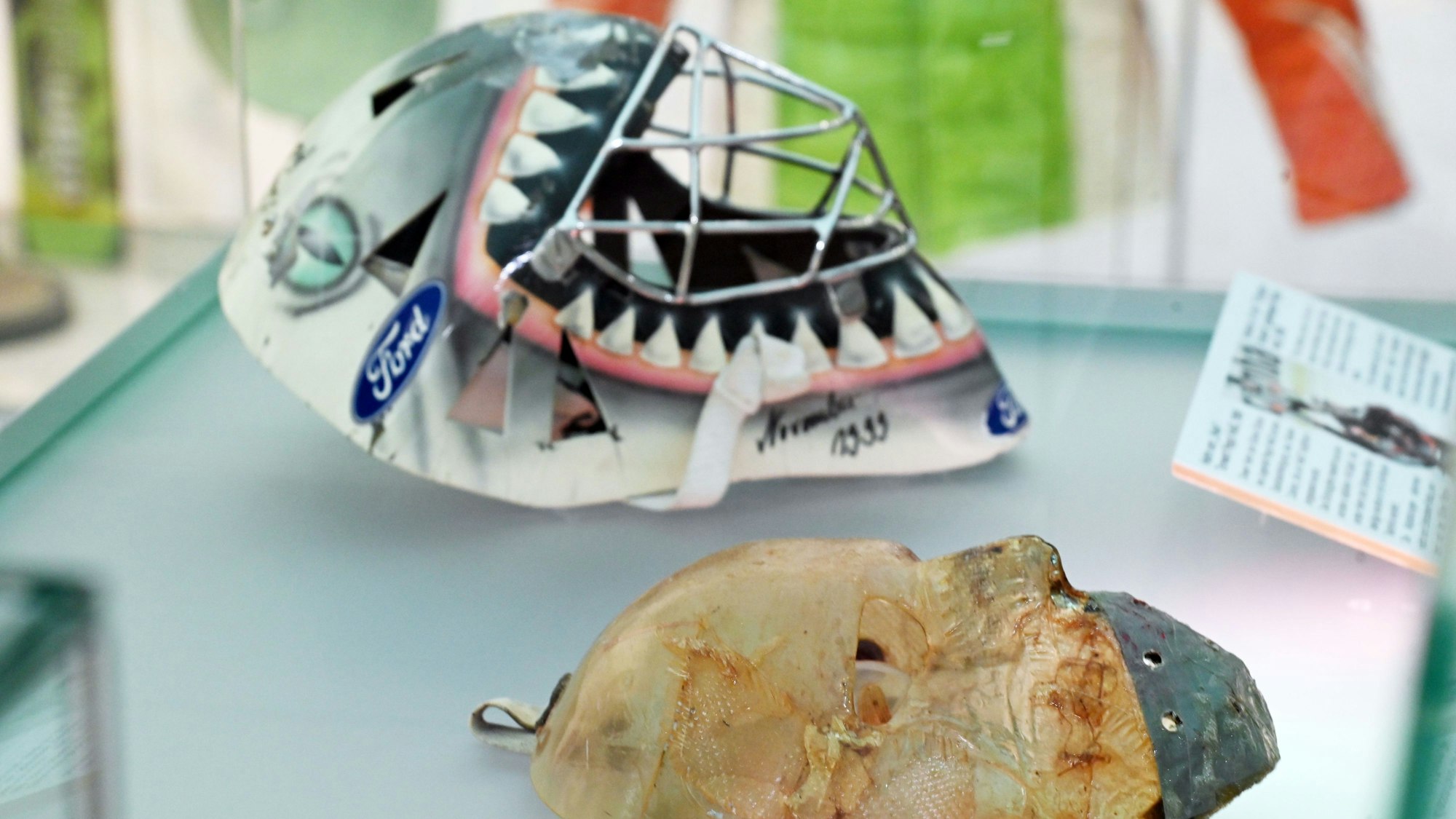 Die beiden Eishockeymasken im Deutschen Sport & Olympia Museum in Köln.