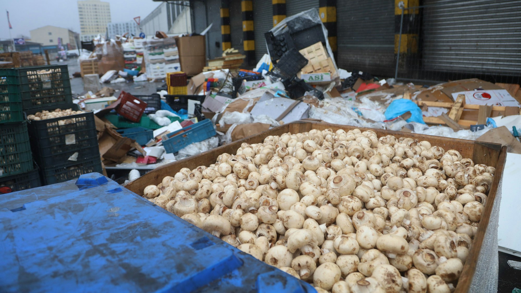Noch immer liegt Müll auf dem Großmarkt: Eine Begehung vom 11. Februar 2026.