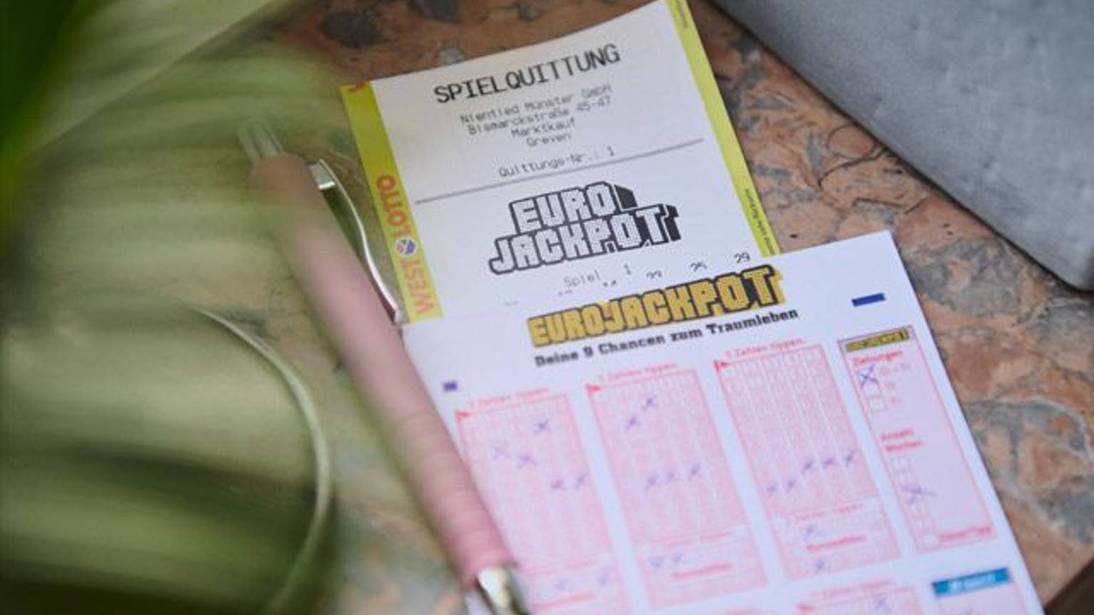 Das Bild zeigt einen Eurojackpot-Spielschein.