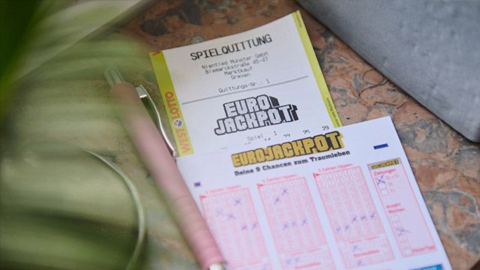 Das Bild zeigt einen Eurojackpot-Spielschein.