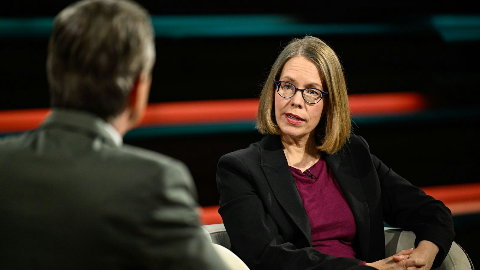 Juristin Anne Brorhilker erläuterte, warum sich auf politischer Ebene mehr ändern müsse, wenn es um Steuerbetrug geht. (Bild: ZDF / Markus Hertrich)