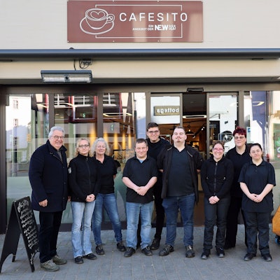 Gruppenfoto vor dem Eingang des heutigen Café Cafesito.