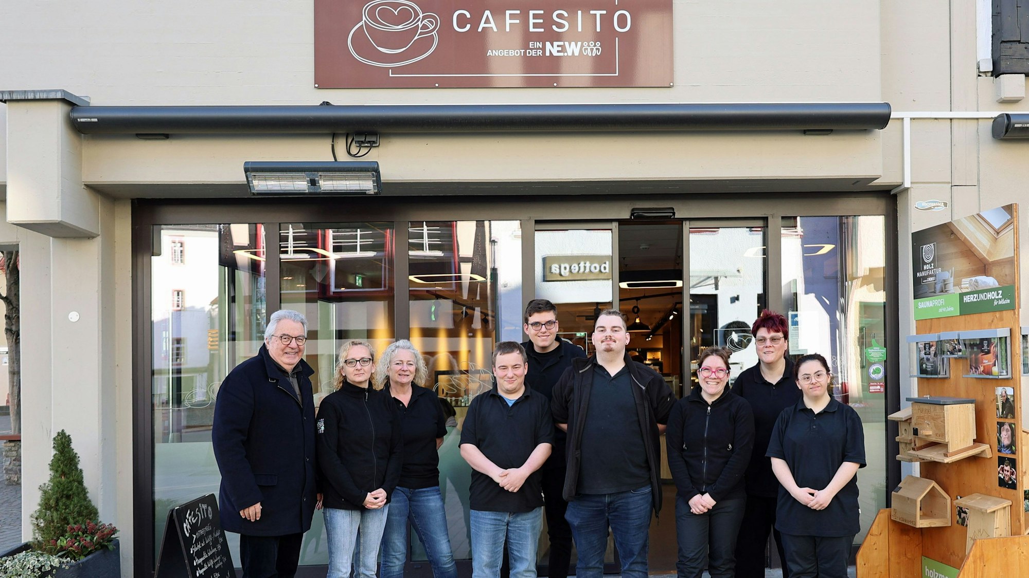 Gruppenfoto vor dem Eingang des heutigen Café Cafesito.