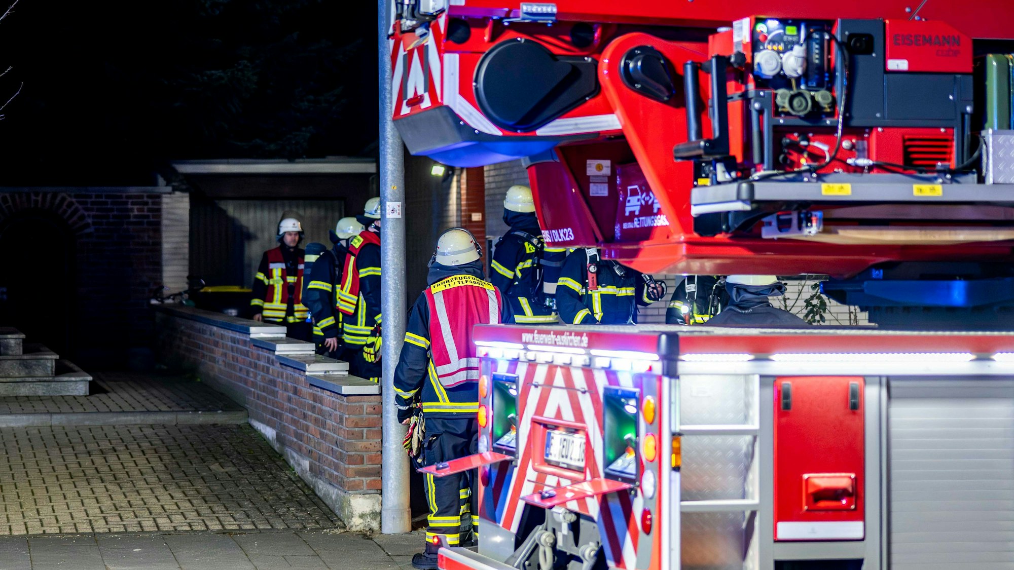 Das Bild zeigt die Feuerwehr an der Einsatzstelle in Euskirchen.