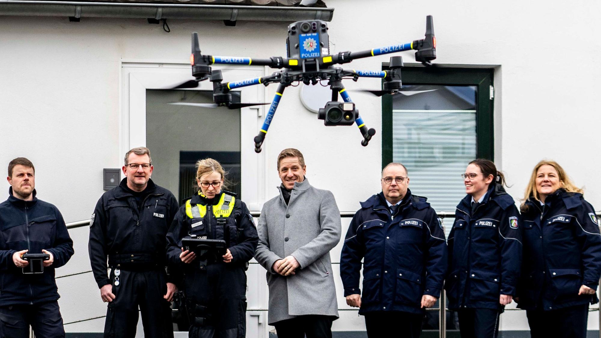 Das Bild zeigt den Jungfernflug der neuen Polizei-Drohne in Mechernich.