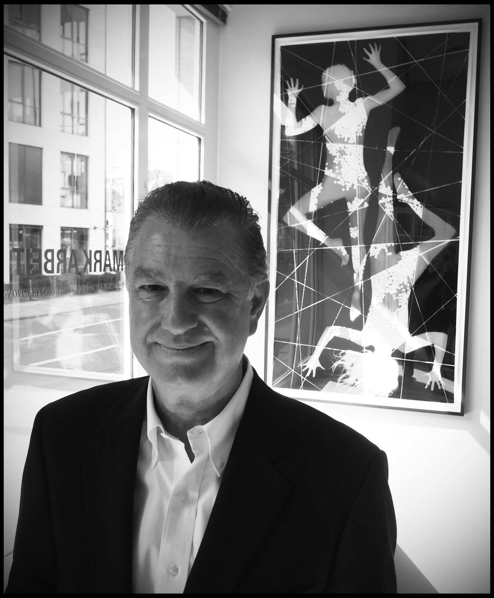 Der in Paris lebende US-Fotograf Mark Arbeit, fotografiert in der Kaune Gallery in Köln. Er ist am Freitag, 20. Februar 2026 zu Gast in der Galerie. Dort werden seine Werke ausgestellt. Das hier gezeigt Porträt trägt den Titel „Photogram #9“.