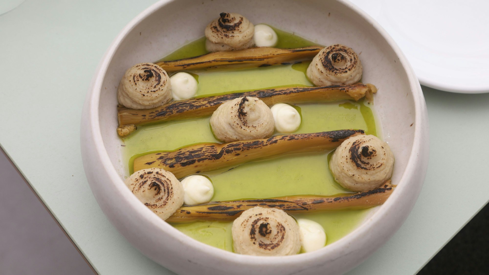 18.02.2026, Köln: Gastrokolumne „Schmeckts Frau Floss?“ im ONDA. Tellergericht: Verbrannter Lauch Foto: Arton Krasniqi