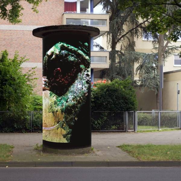 Litfaßsäule mit einem Kunstwerk