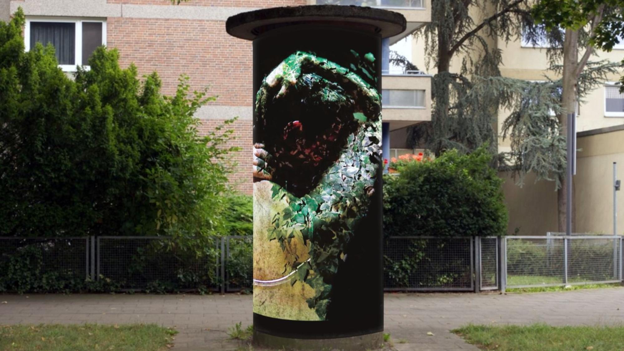 Litfaßsäule mit einem Kunstwerk