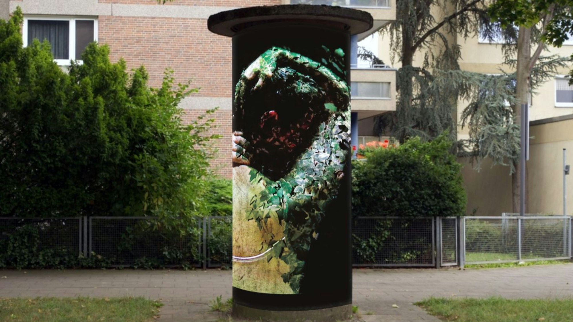 Litfaßsäule mit einem Kunstwerk