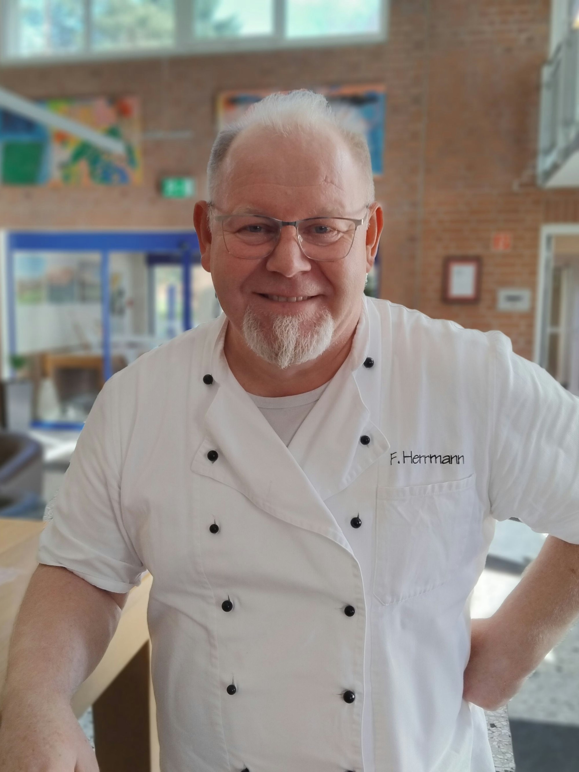 "Gerade in einem Inklusionsbetrieb muss Herzblut stecken sonst schmeckt es den Gästen und den Mitarbeitern nicht."
Frank Herrmann ist Betriebsleiter und Küchenchef im Hotel Fit.