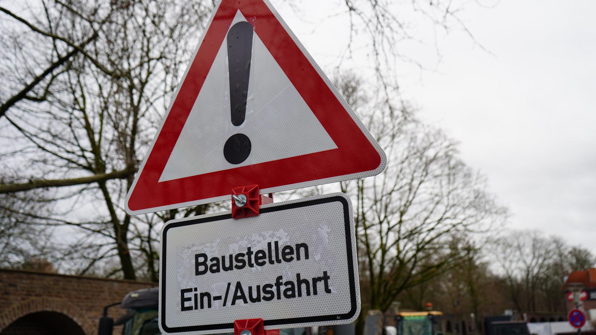 Zu sehen ist ein Baustellenschild.
