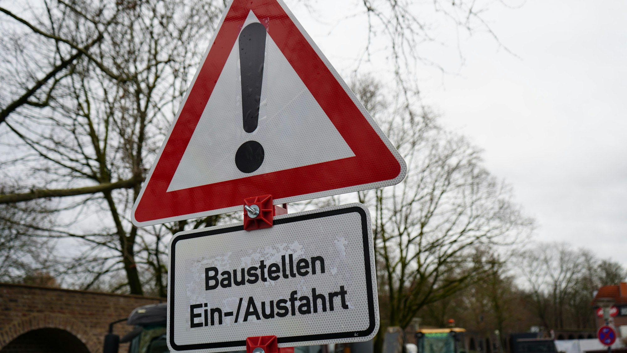 Zu sehen ist ein Baustellenschild.