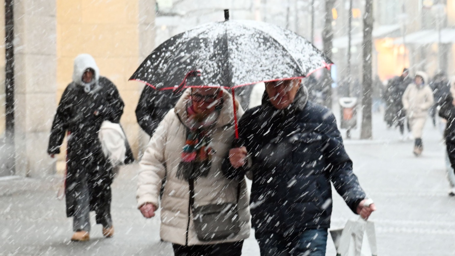 Schnee fällt in der Kölner City. (Archivbild)
