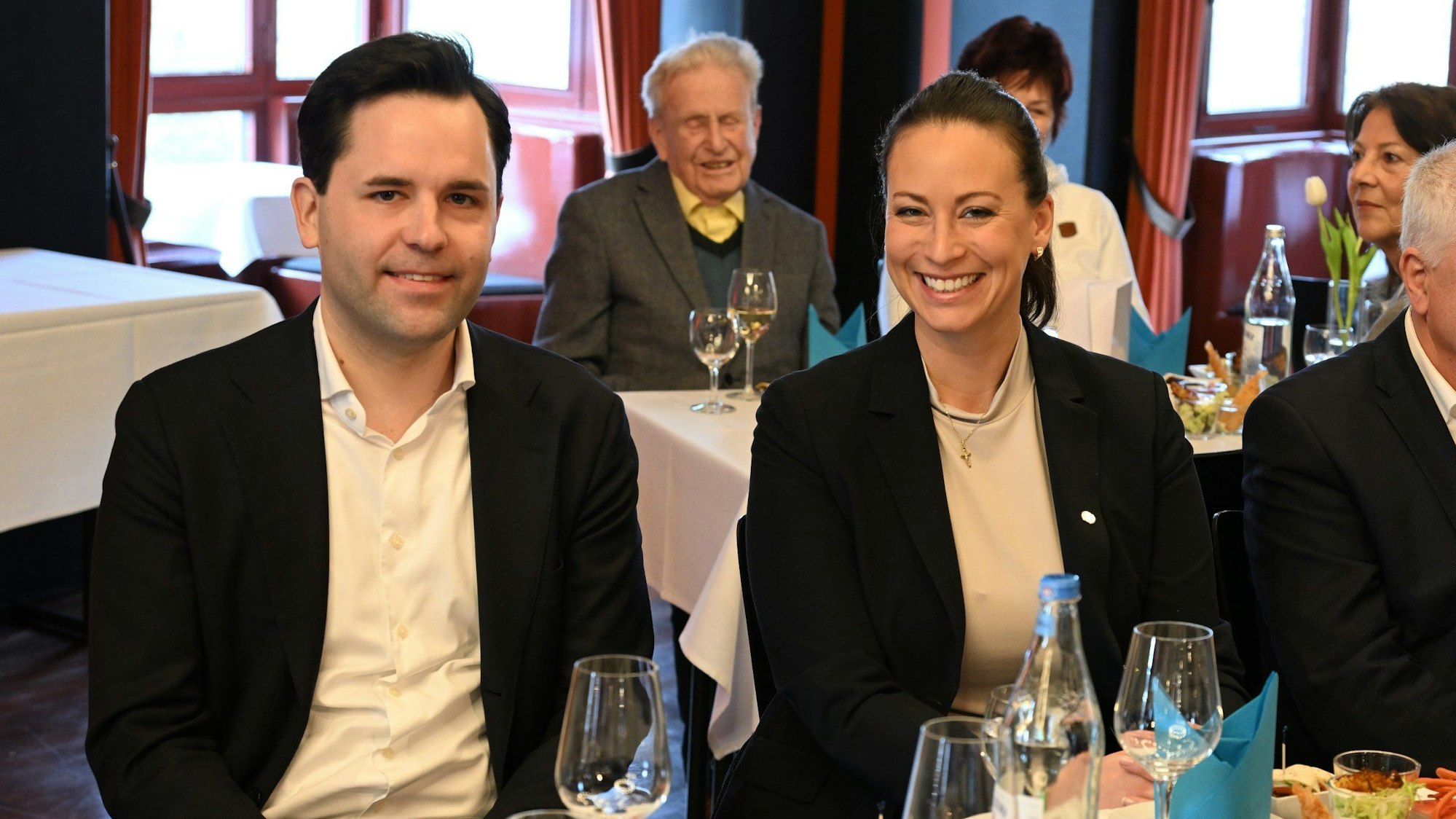 Gastredner Johannes Winkel und Rhein-Bergs Abgeordnete Caroline Bosbach sitzen nebeneinander beim Politischen Aschermittwoch der CDU Rhein-Berg.