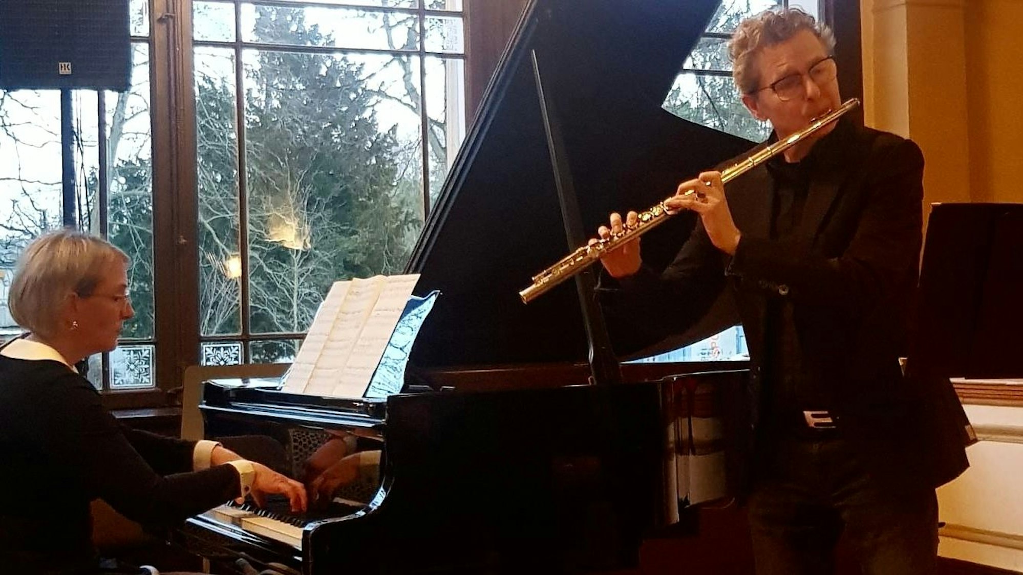 Lehrkräfte der Leichlinger Musikschule (rechts Musikschulleiter Maximilian Zelzner) geben ein Konzert.