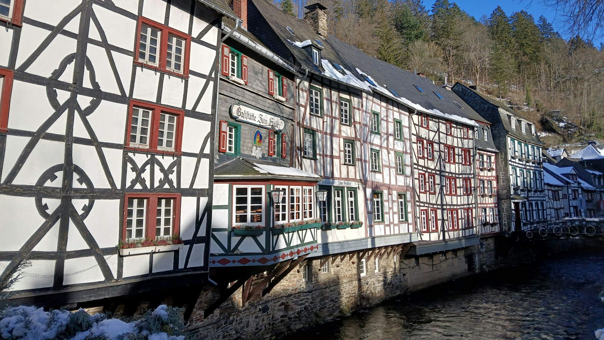 Blick über die Rur auf die Fachwerkkulisse von Monschau.