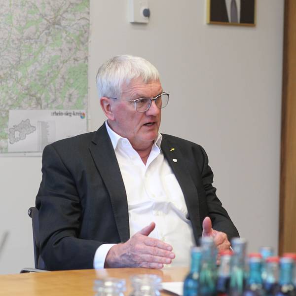 Landrat Sebastian Schuster im Gespräch mit der Redaktionsleitung.