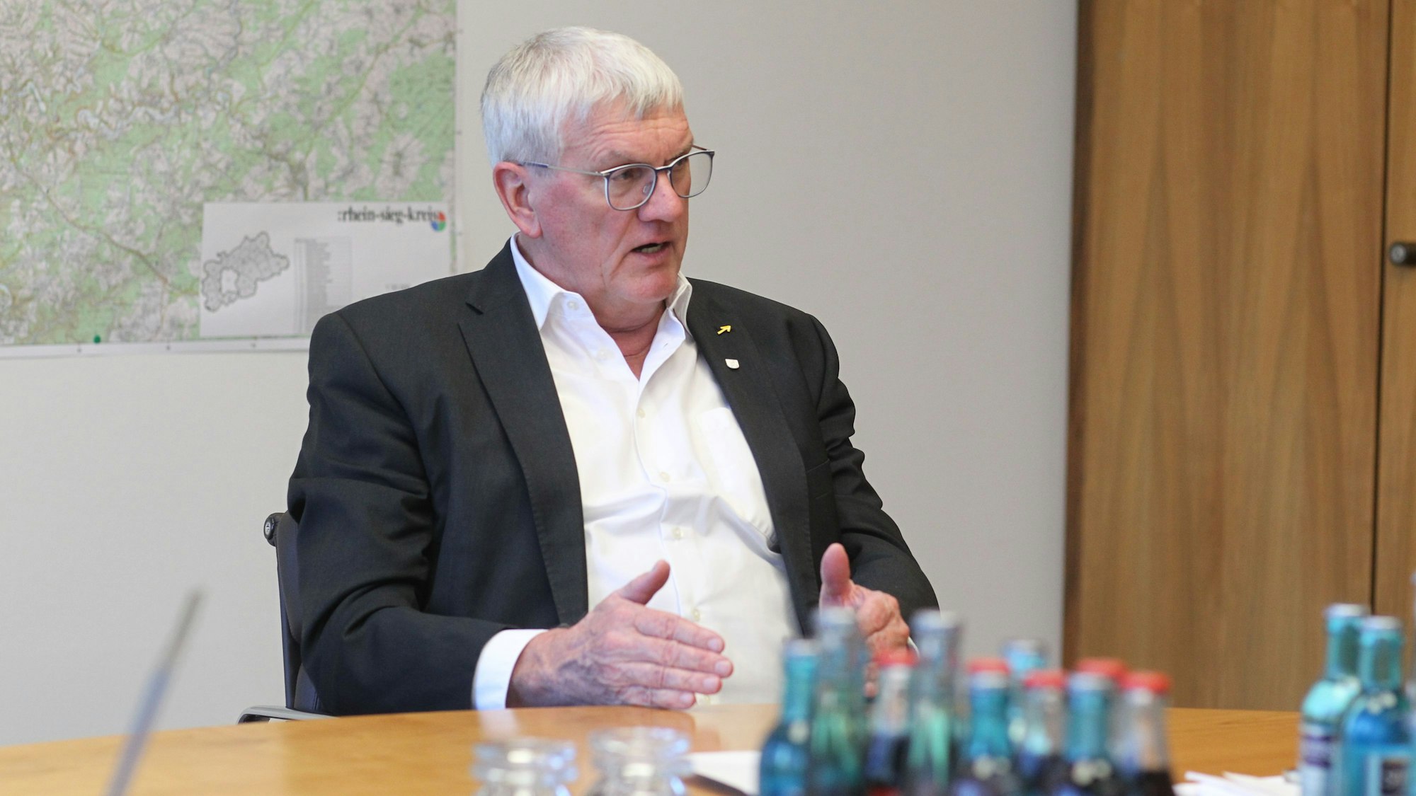 Landrat Sebastian Schuster im Gespräch mit der Redaktionsleitung.