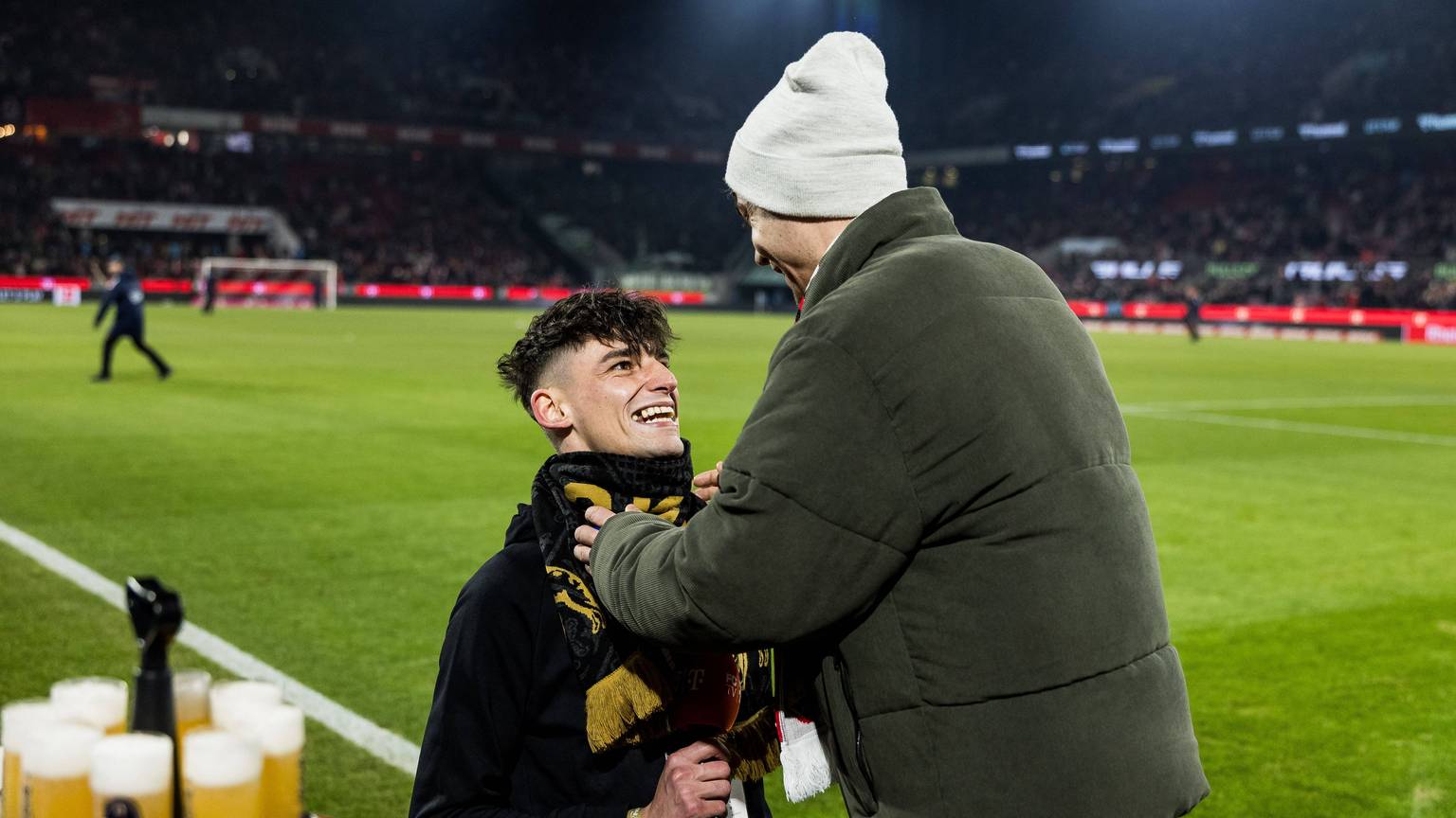 Amateur-Schiedsrichter Pascal Kaiser macht seinem Freund Moritz einen Heiratsantrag im ausverkaufen Stadion des 1. FC Köln.
