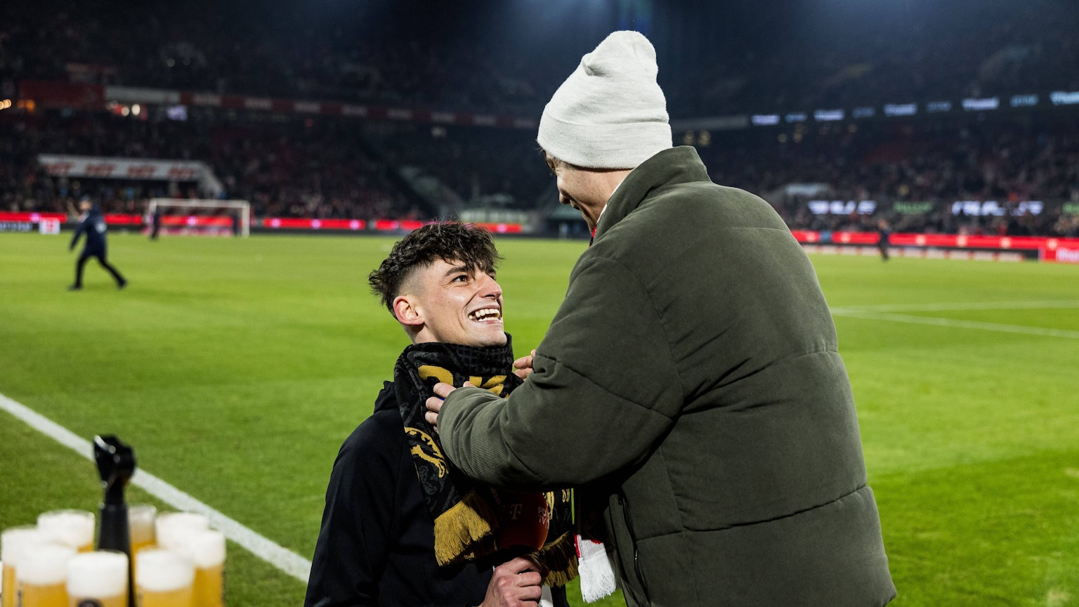 Amateur-Schiedsrichter Pascal Kaiser macht seinem Freund Moritz einen Heiratsantrag im ausverkaufen Stadion des 1. FC Köln.