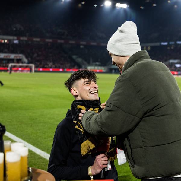 Amateur-Schiedsrichter Pascal Kaiser macht seinem Freund Moritz einen Heiratsantrag im ausverkaufen Stadion des 1. FC Köln.