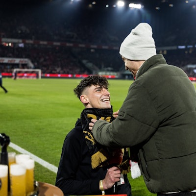Amateur-Schiedsrichter Pascal Kaiser macht seinem Freund Moritz einen Heiratsantrag im ausverkaufen Stadion des 1. FC Köln.
