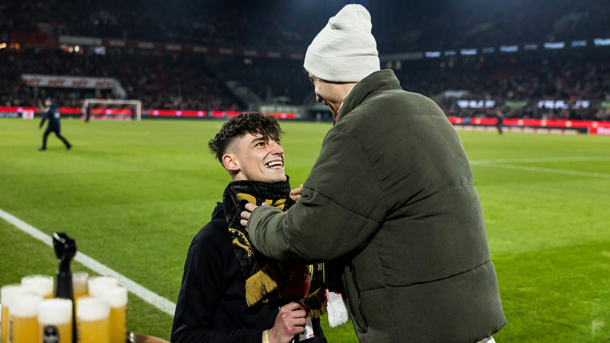 Amateur-Schiedsrichter Pascal Kaiser macht seinem Freund Moritz einen Heiratsantrag im ausverkaufen Stadion des 1. FC Köln.