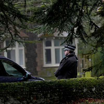 Sandringham am 19. Februar 2026: Polizeibeamte bewachen den Eingang des königlichen Anwesens. Andrew Mountbatten-Windsor ist an seinem neuen Wohnsitz in der Grafschaft Norfolk verhaftet worden.