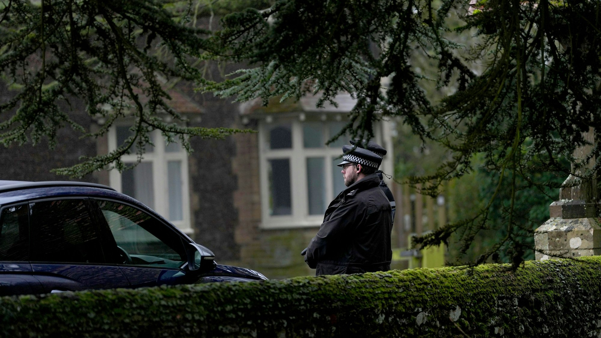 Sandringham am 19. Februar 2026: Polizeibeamte bewachen den Eingang des königlichen Anwesens. Andrew Mountbatten-Windsor ist an seinem neuen Wohnsitz in der Grafschaft Norfolk verhaftet worden.