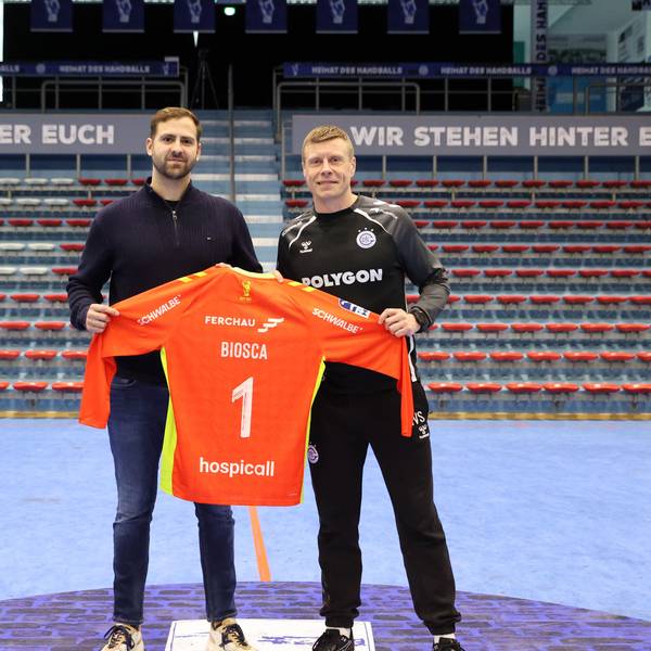 Mit dem Torwarttrikot in der Hand präsentieren sich Ignacio Biosca und Trainer Gudjon Valur Sigurdsson.