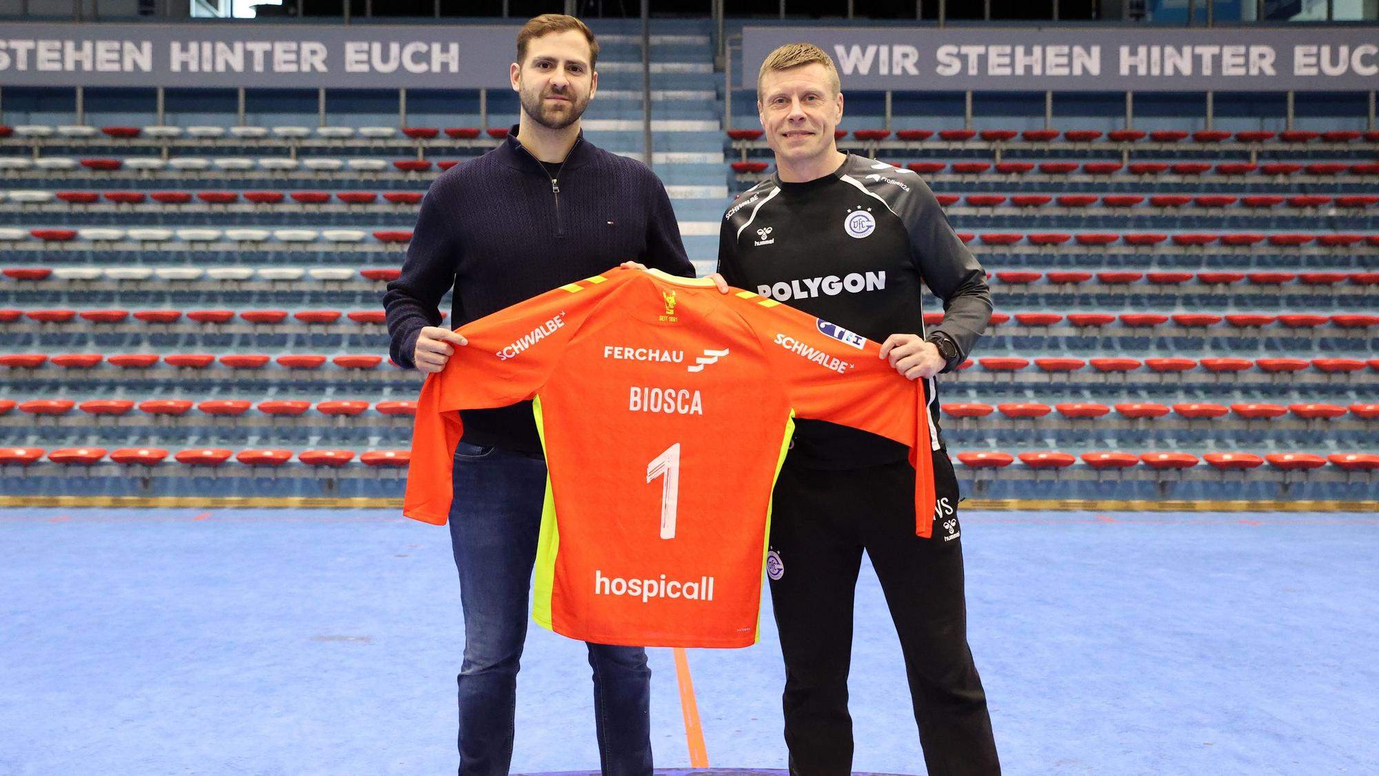 Mit dem Torwarttrikot in der Hand präsentieren sich Ignacio Biosca und Trainer Gudjon Valur Sigurdsson.
