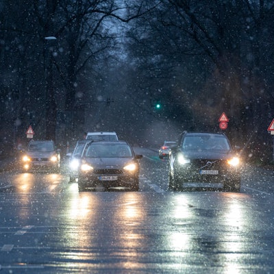 Schneeregen behindert den Verkehr.