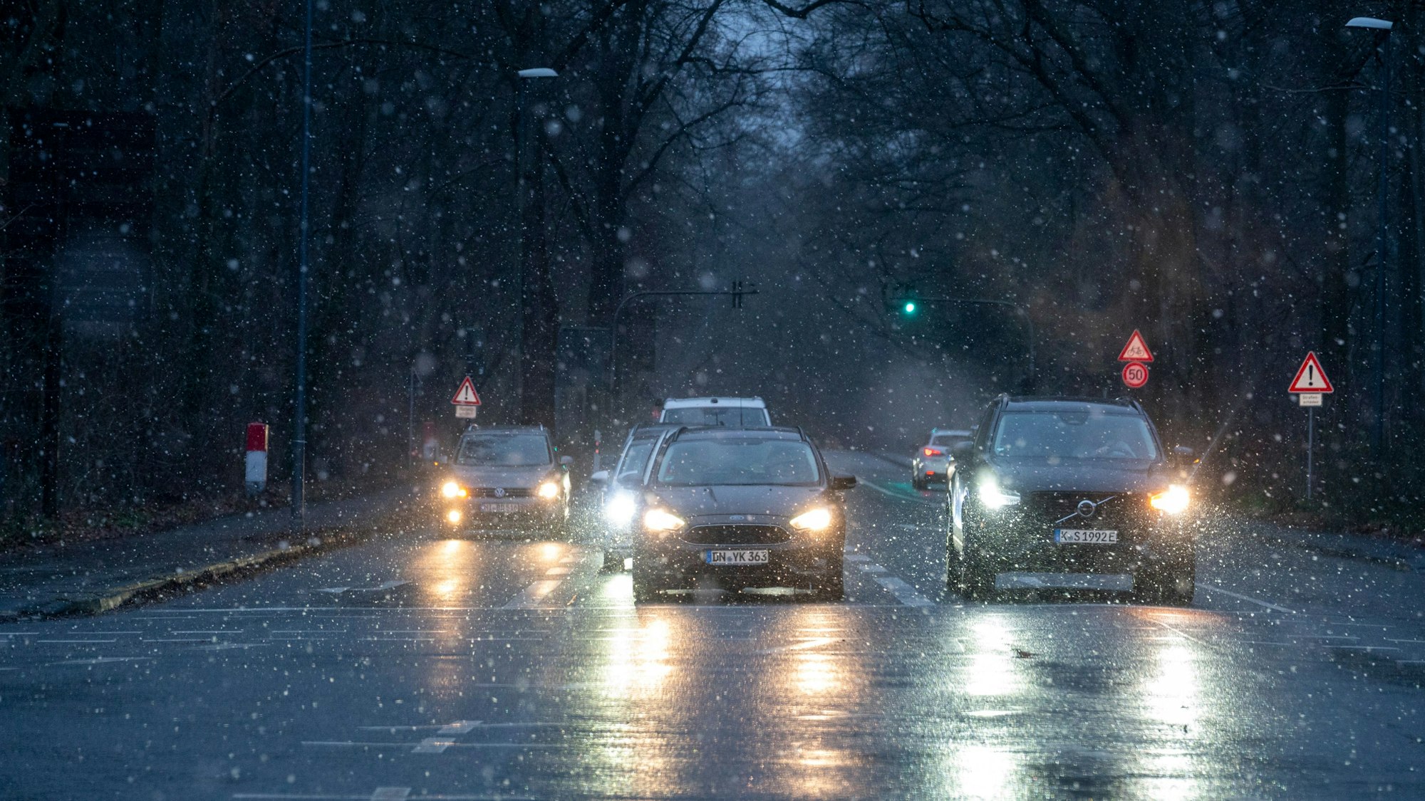 Schneeregen behindert den Verkehr.