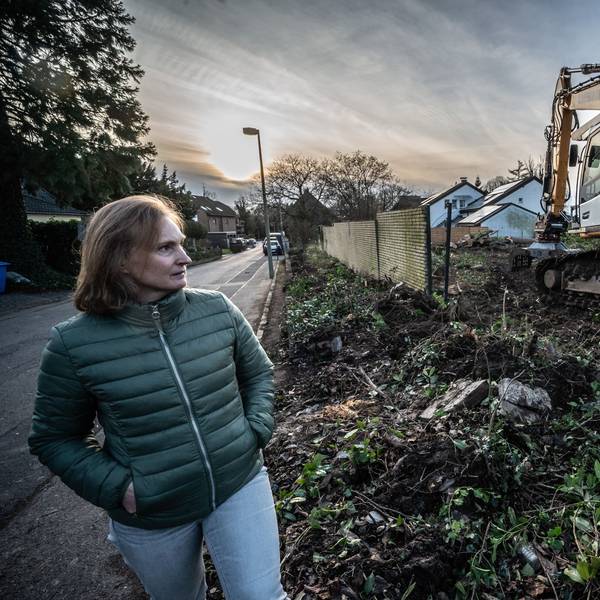 Simone Anderssteht vor dem gerodeten Grundstück im Oberfeld.