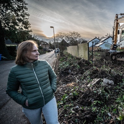 Simone Anderssteht vor dem gerodeten Grundstück im Oberfeld.