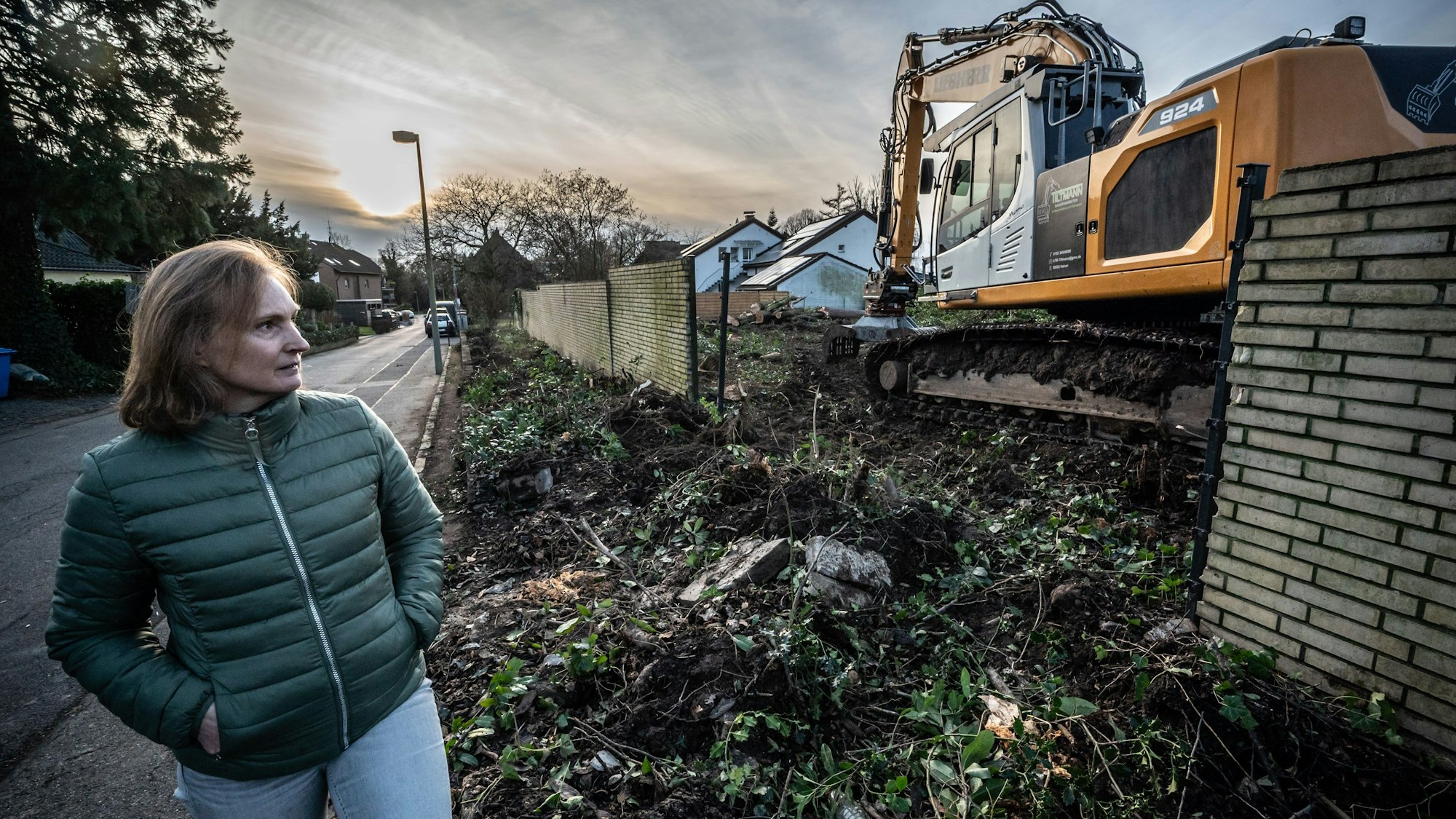 Simone Anderssteht vor dem gerodeten Grundstück im Oberfeld.